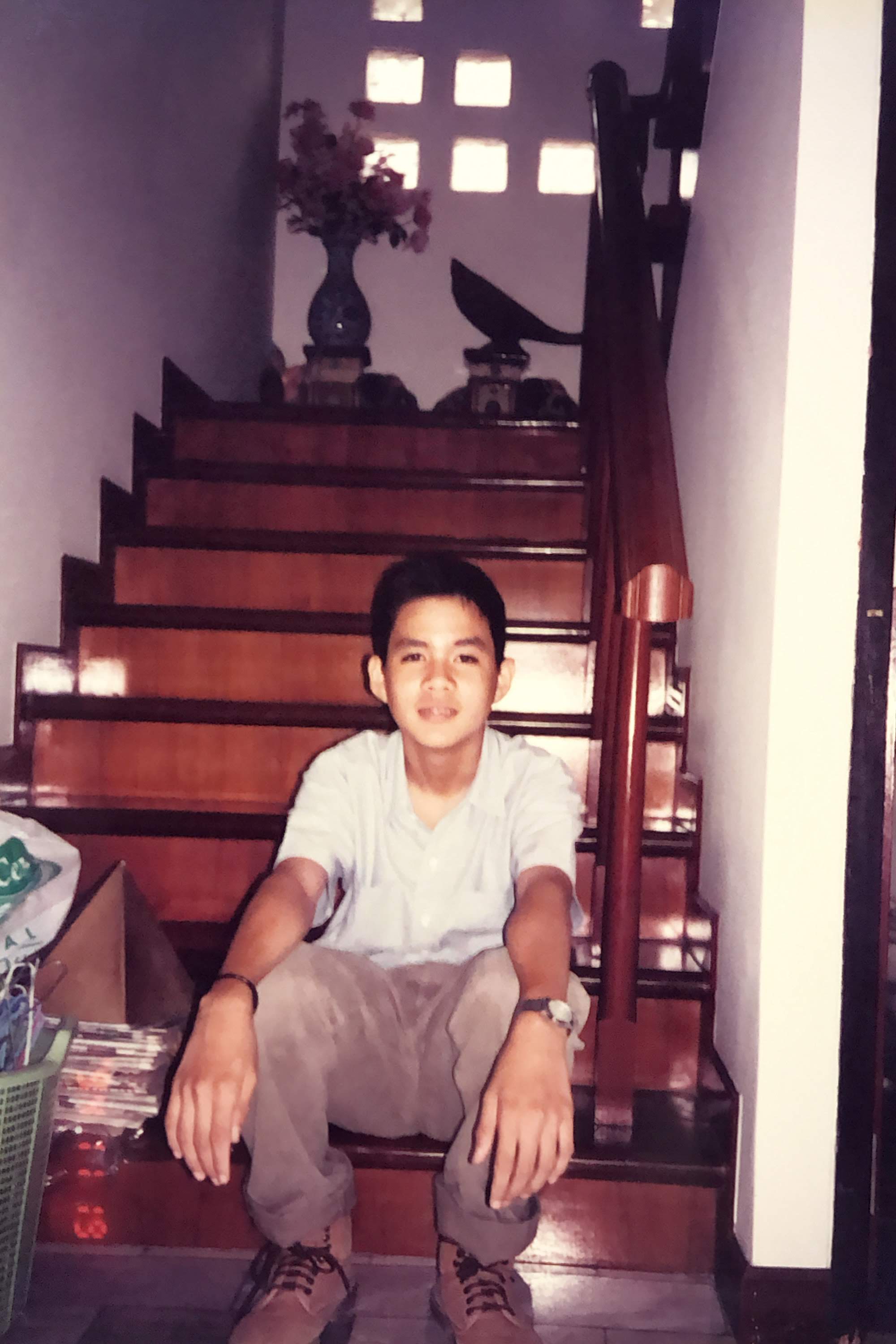 Non sitting on the stairs of the family house